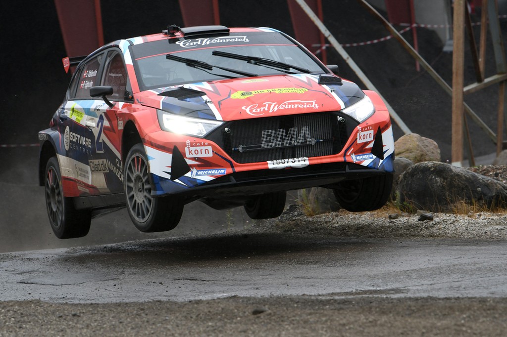 Simon Vallentin gav den lejede Hyundai i20 N R5 alt, hvad den kunne trække og svæve over bakker, huller og vandpytter i Gammelrand - og fik opfyldt drømmen om at vinde KOMO Rallysprint
(Foto: Morten Dam/Specialpressen)